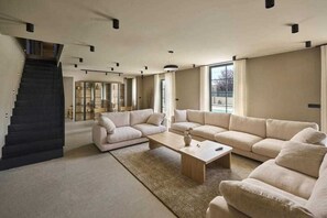 Smart TV, chimenea y estéreo 