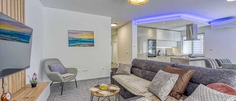 Smart TV, fireplace, stereo