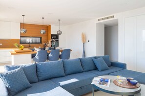 Smart TV, fireplace, stereo