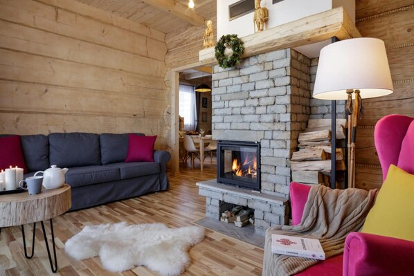 Smart TV, fireplace