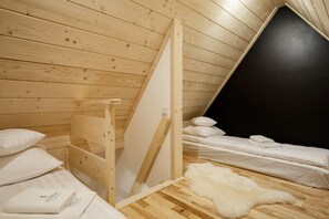 3 bedrooms, travel crib, WiFi (free), bed sheets