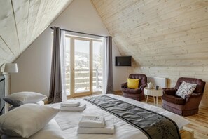 3 bedrooms, travel crib, WiFi (free), bed sheets