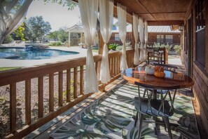 캐빈, 침대(여러 개), 파티오, 수영장 전망 (Cypress Creek Cabin) | 객실에서 보이는 전망