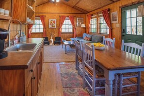Cabana, várias camas, varanda, vista para a piscina (Cypress Creek Cabin) | Parte interna