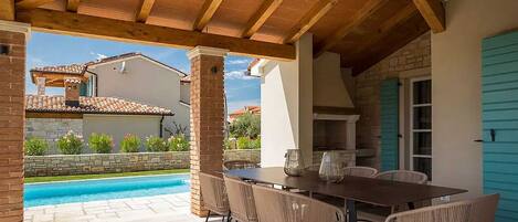 تناول الطعام بالخارج