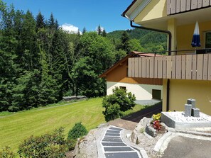 Property grounds - Apartment 'Rose' with Private Terrace, Shared Garden and Wi-Fi (Bad Peterstal-Griesbach)