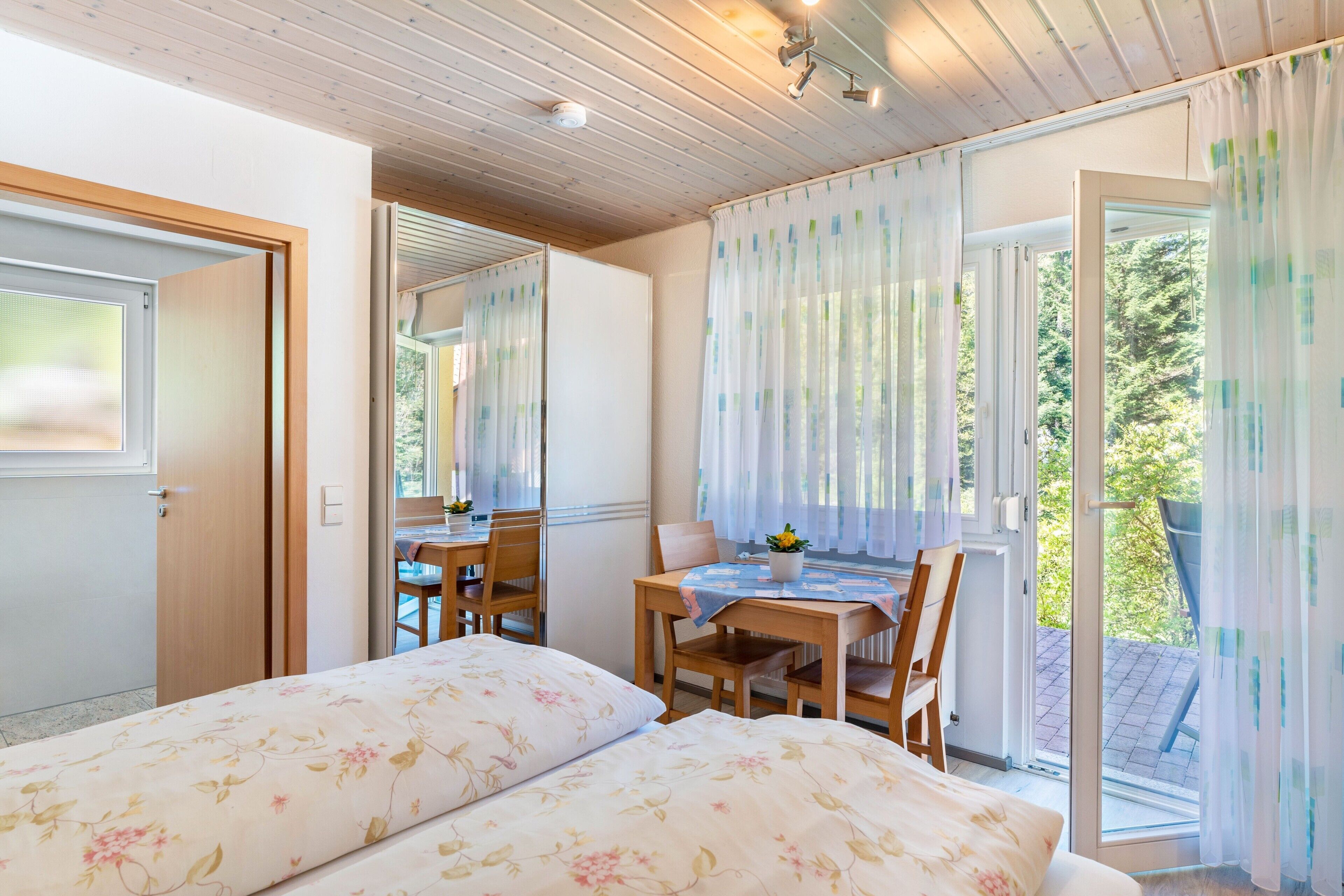 Tabla de planchar con plancha, wifi, ropa de cama