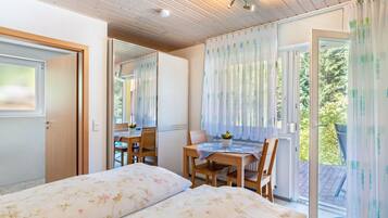 Tabla de planchar con plancha, wifi, ropa de cama