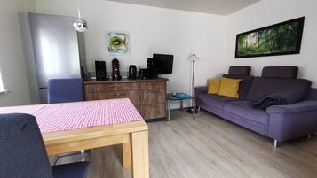 TV, tavolo da ping pong