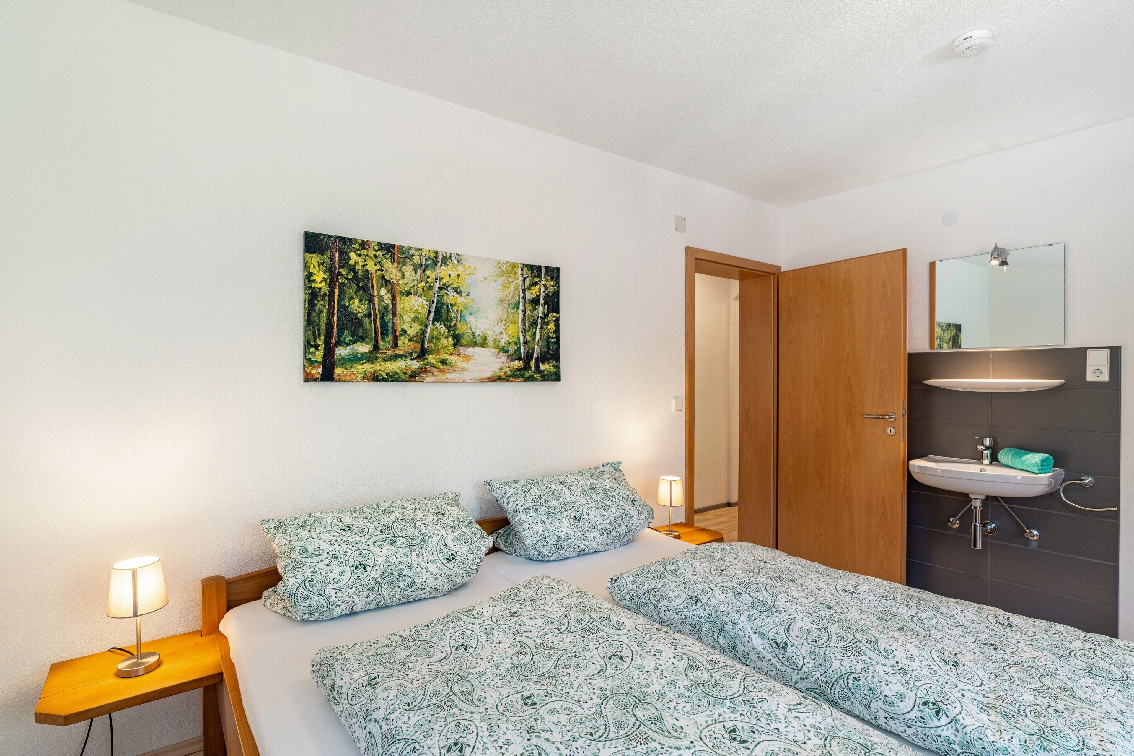 Tabla de planchar con plancha, wifi y ropa de cama 