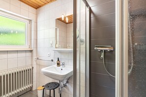 Douche, sèche-cheveux, serviettes fournies