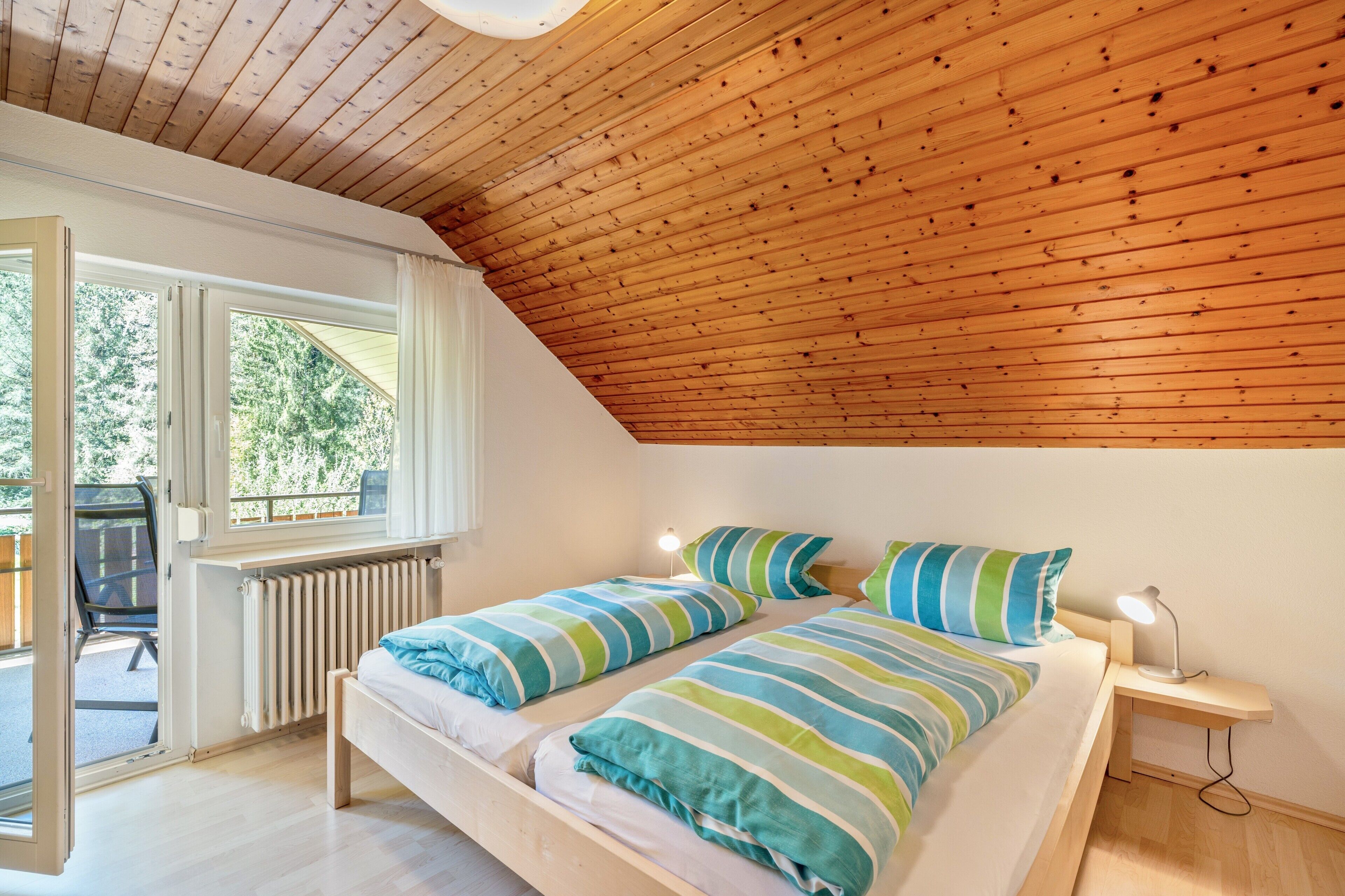 Tabla de planchar con plancha, wifi y ropa de cama 