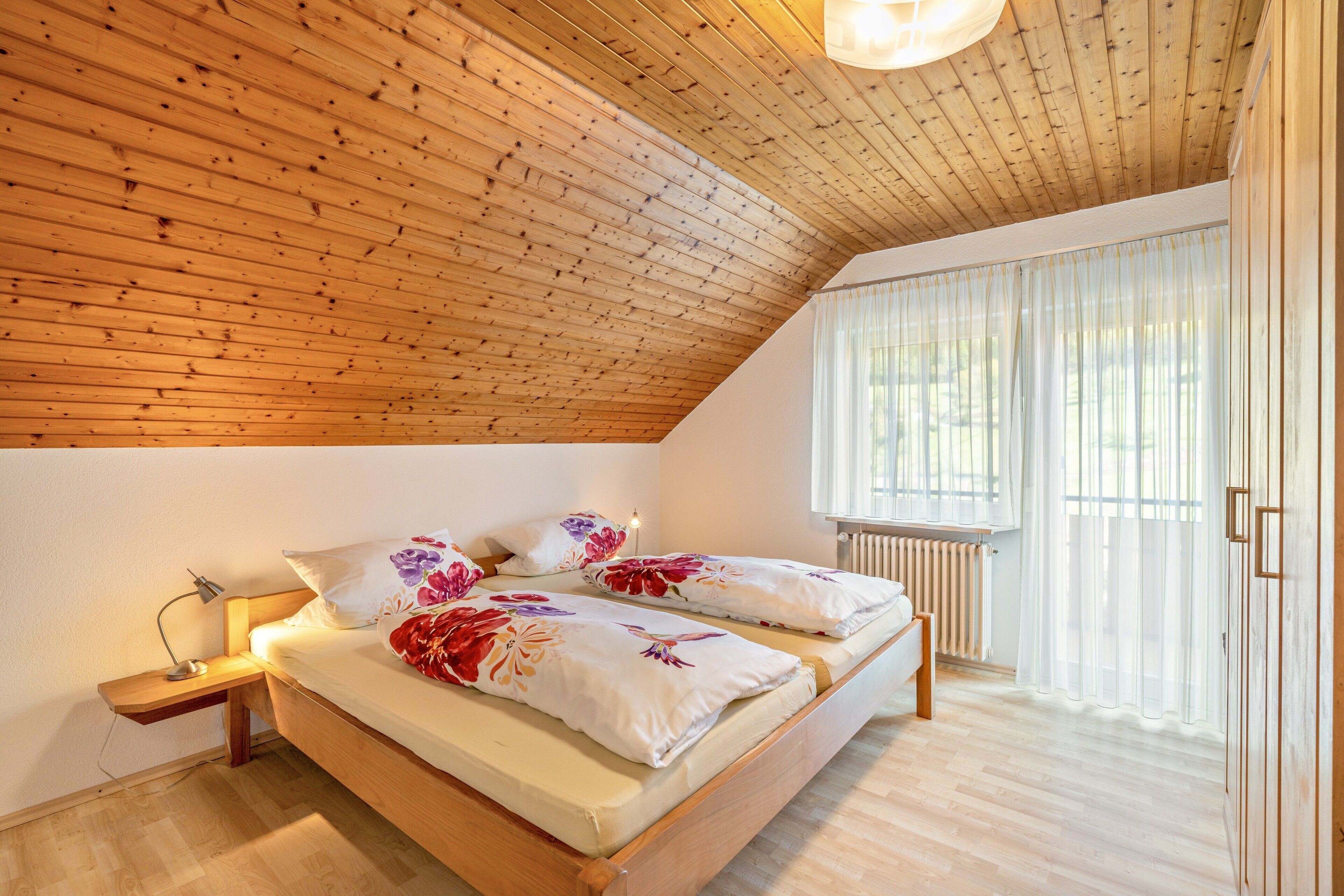 Tabla de planchar con plancha, wifi y ropa de cama 