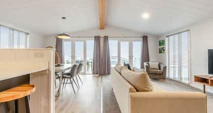 Sonnet 3, Dylan Coastal Resort