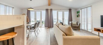 Sonnet 3, Dylan Coastal Resort