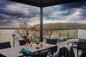 Outdoor dining - Wilde, Dylan Coastal Resort (Laugharne)