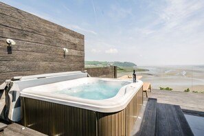 Outdoor spa tub - The View, Dylan Coastal Resort (Laugharne)
