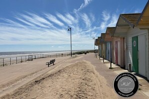 Beach - Oak Village 83 - Grange Leisure Park with Hot Tub (Mablethorpe, Lincs)
