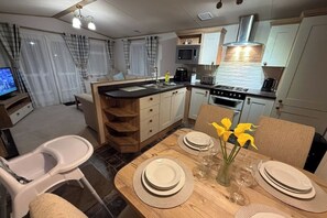Private kitchen - Oak Village 83 - Grange Leisure Park with Hot Tub (Mablethorpe, Lincs)