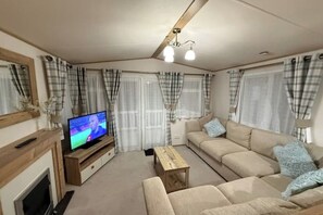 Living area - Oak Village 83 - Grange Leisure Park with Hot Tub (Mablethorpe, Lincs)
