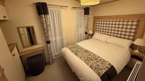 3 bedrooms, WiFi - Oak Village 83 - Grange Leisure Park with Hot Tub (Mablethorpe, Lincs)