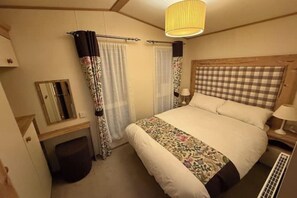 3 bedrooms, WiFi - Oak Village 83 - Grange Leisure Park with Hot Tub (Mablethorpe, Lincs)