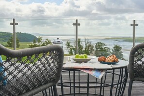 Outdoor dining - Milk Wood 3 Spa, Carmarthen (Laugharne)