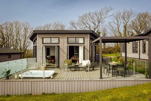 Outdoor dining - Apex Spa, Dylan Coastal Resort (Laugharne)