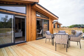 Outdoor dining - The Luxury Retreat, Grimsby (Laceby)