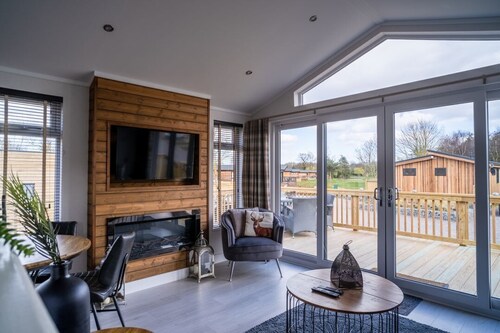 Shangri-La, Laceby Manor Resort & Spa