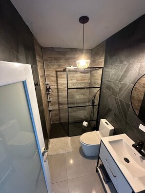 Een douche, een haardroger, handdoeken, zeep