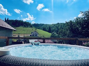 Bañera de hidromasaje al aire libre