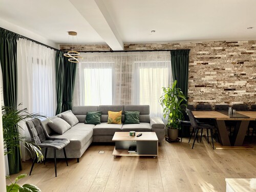 Cozy 3-bedroom house in gorgeous Holbav with AC and fireplace for relaxing stays