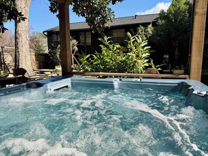 Outdoor spa tub - poolside villa w/hot tub, Easy World Cup Access (Houston)