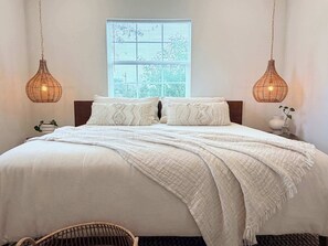 2 bedrooms, iron/ironing board, WiFi, bed sheets - poolside villa w/hot tub, Easy World Cup Access (Houston)
