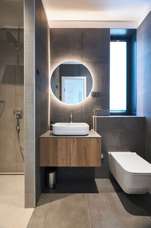 Een douche, een haardroger, handdoeken, zeep