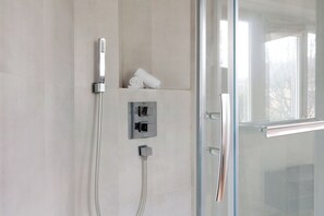 City-Apartment, 1 Queen-Bett und Schlafsofa, Nichtraucher, Stadtblick | Badezimmer
