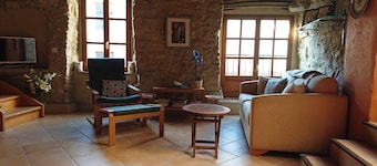 AVALON - lovely 2-bed house situated in an historic "Petites Cité de Caractère"