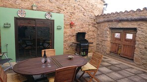 Outdoor dining - AVALON - lovely 2-bed house situated in an historic "Petites Cité de Caractère" (Caunes-Minervois)
