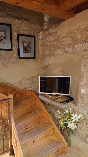 Interior - AVALON - lovely 2-bed house situated in an historic "Petites Cité de Caractère" (Caunes-Minervois)