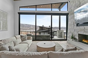 TV, fireplace - NEW! Family Friendly Ski House (Daniel)