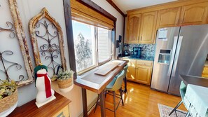 Een koelkast, een magnetron, een oven, een vaatwasser