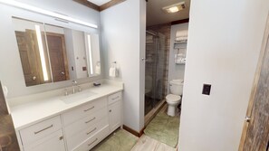 Een douche, handdoeken