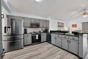 Refrigerador, microondas, horno y lavavajillas 