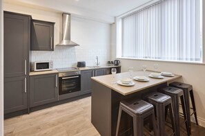 Fridge, microwave, oven, stovetop - Host & Stay | Showtime Studio (Blackpool)