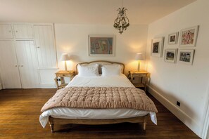 4 bedrooms, iron/ironing board, WiFi, bed sheets - Stunningly restored 19th-century Coastal Artists home, Charlestown, for 8 guests (Saint Austell)