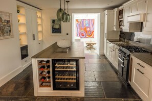 Microwave, oven, stovetop, dishwasher - Stunningly restored 19th-century Coastal Artists home, Charlestown, for 8 guests (Saint Austell)