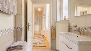 Dusche, Haartrockner, Handtücher