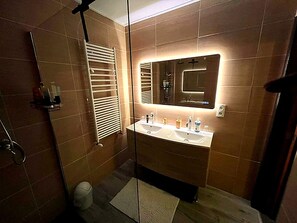 House | Bathroom - Dog-friendly Home With Bubble Bath (Bouillon)