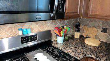 Appartement, plusieurs lits, patio, vue ville (Surf + Strand Unit A) | Cuisine privée